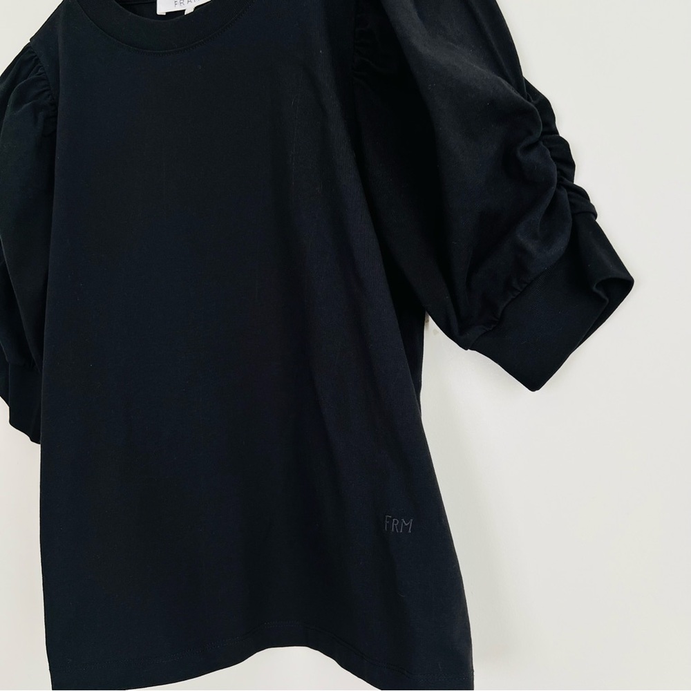 Frame Frankie Puff Sleeve Tee in black - Picture 7 of 15